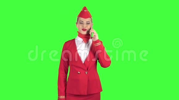 女乘务员在电话上讲话向远处走去绿色屏幕视频的预览图