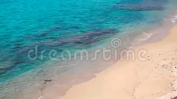 青绿色的海波在沙滩上轻轻拍打视频的预览图