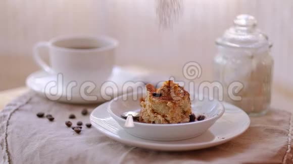 在窗边的桌子上放意大利甜点提拉米苏和咖啡高清慢镜头视频的预览图