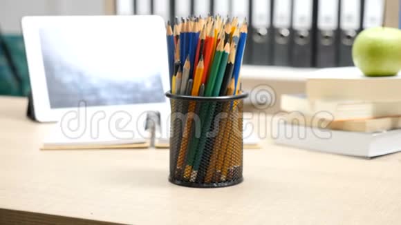 桌子上彩色铅笔上的视差娃娃式镜头视频的预览图