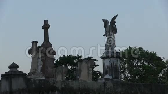 安吉尔和十字架墓碑视频的预览图