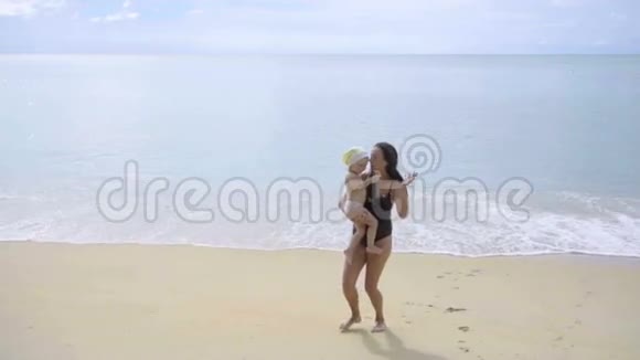 妈妈和女儿在海滩上唱歌跳舞视频的预览图