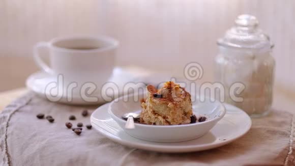 自制意大利甜点提拉米苏和咖啡在桌子边的窗户高清慢镜头视频的预览图