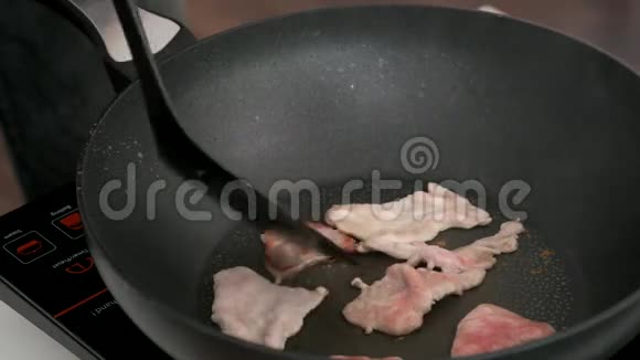 在平底锅上烤猪肉切片视频的预览图