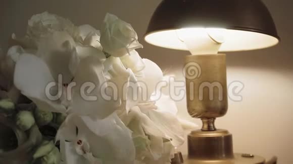 美丽的婚礼花束金戒指新娘饰品慢动作视频的预览图