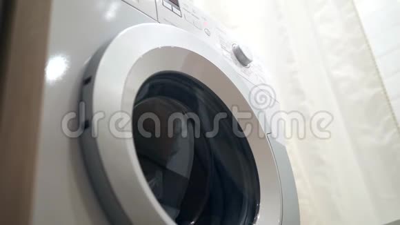 脏衣服在洗衣机里旋转4K视频的预览图