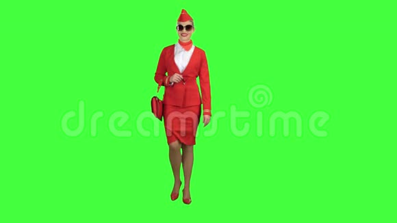 戴太阳镜的女孩在走路绿色屏幕视频的预览图