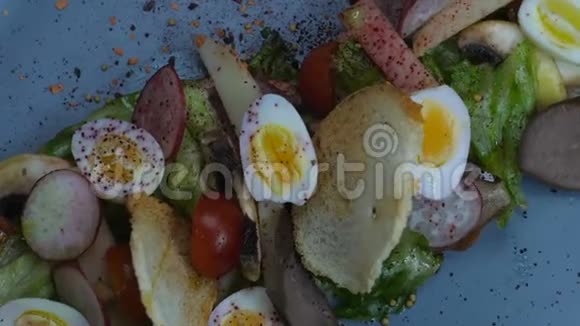以冰山小牛舌鹌鹑蛋萝卜和腌制蘑菇为装饰的沙拉视频的预览图