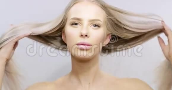 一个金发女人在风中飘动慢镜头美女画像视频的预览图