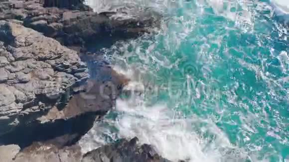 蓝色的海溅在海岸的悬崖上史诗般的海洋景观视频的预览图