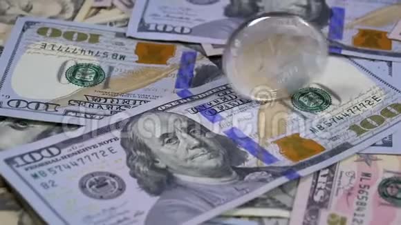银利托因硬币LTC旋转扭转旋转旋转旋转和瀑布在桌子上与美元慢动作视频的预览图