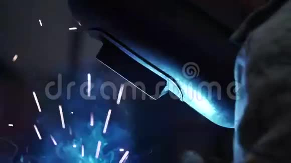 工作进行焊接焊接视频的预览图