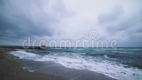 在寒冷的天气里海滩上的海浪在暴风雨中敖德萨海岸附近被洪水淹没的船只的戏剧性景色视频的预览图