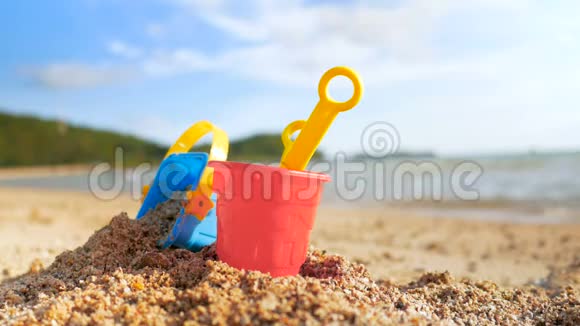玩具在沙滩上的海浪选择焦点浅场深与夏季木地板的焦点波克模糊抽象视频的预览图