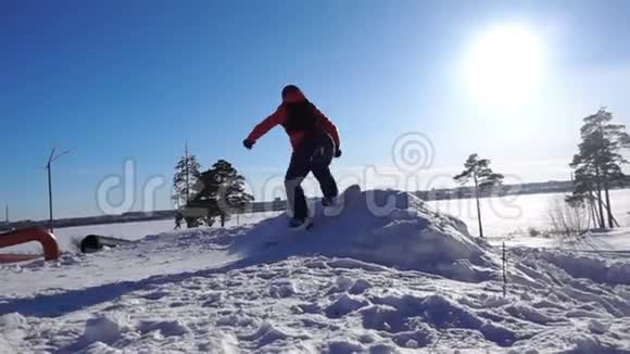 滑雪板慢速运动滑雪者向后跳跃从头过视频的预览图