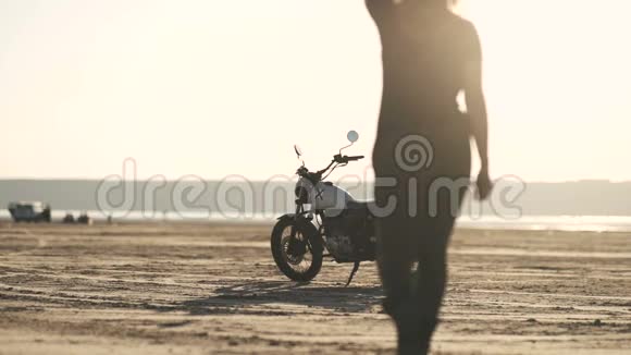 迷人的美女去她的老咖啡馆赛车摩托车坐在它和骑走女摩托车骑手慢动作视频的预览图