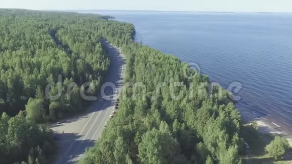 道路和湖景飞行前进不饱和视频的预览图