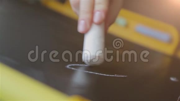 女人用粉笔在黑板上写下手写的文字视频的预览图
