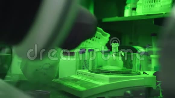 科学家在实验室真空箱中研究生物物质视频的预览图