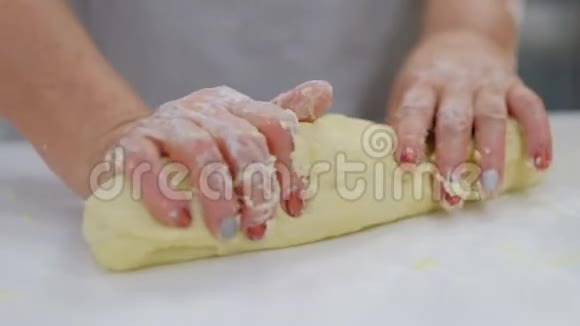 面包师用面粉揉面慢动作视频的预览图