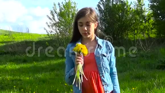 公园里有黄色蒲公英花的少女画像视频的预览图