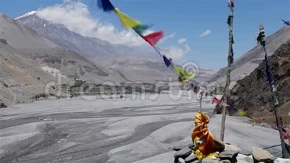 喜马拉雅山山谷的鸟瞰图视频的预览图