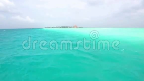 在热带海滨豪华度假胜地马尔代夫岛海景天际线上欣赏绿松石般平静的海水视频的预览图