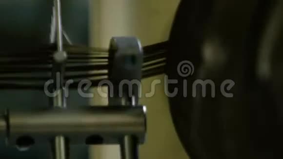 一只机器手在工厂里的工作视频的预览图