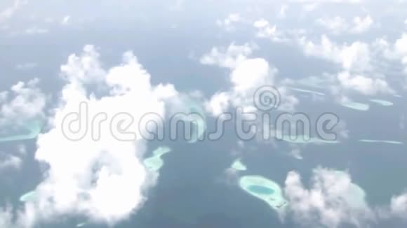 壮观的空中直升机飞越天空白色蓬松的云在野生的自然绿松石湖绿色热带森林视频的预览图