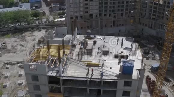 未完成住宅建筑施工现场的屋顶视图空中射击视频的预览图