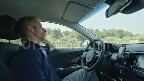 男司机坐在自动驾驶汽车里让汽车自己开车视频的预览图