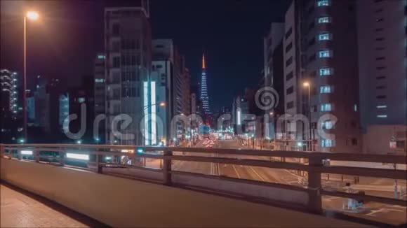 在明亮的夜光中在繁忙的交通城市公路道路上欣赏令人印象深刻的空中时光流逝的景色现代市中心建筑视频的预览图