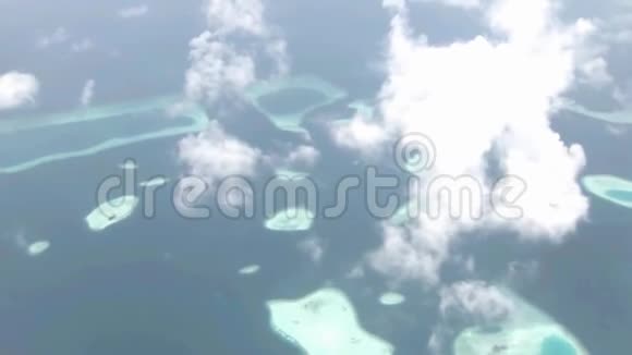 风景如画的空中直升机飞过野生天然绿松石湖绿色热带森林上空的白云视频的预览图