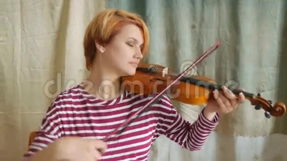 拉小提琴的红发女孩视频的预览图