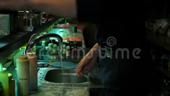 专家酒吧老板在酒吧做鸡尾酒慢动作视频的预览图