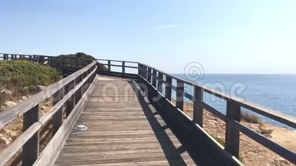 木质步道到美丽的卡沃伊罗海滩视频的预览图