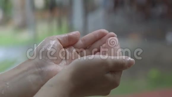 水滴在手里雨水滴落在雌性手中动作缓慢视频的预览图