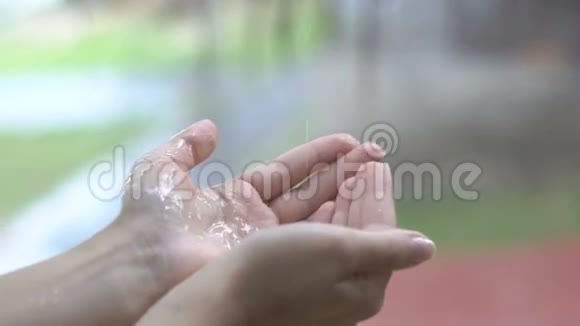 水滴在手里雨水滴落在雌性手中动作缓慢视频的预览图