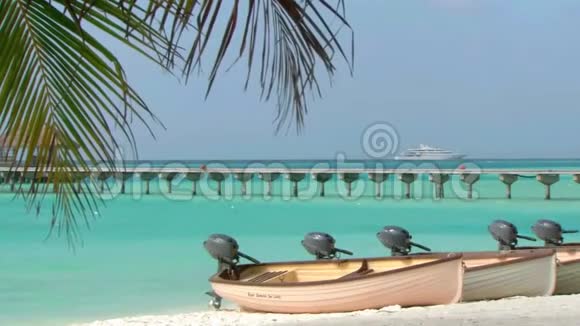 沙滩热带海岸棕榈树海岸线稳定的马尔代夫岛海中的小摩托艇视频的预览图