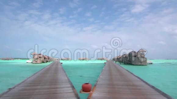 豪华木制平房酒店位于绿松石海水天堂在马尔代夫岛木桥海景的稳定视野中视频的预览图