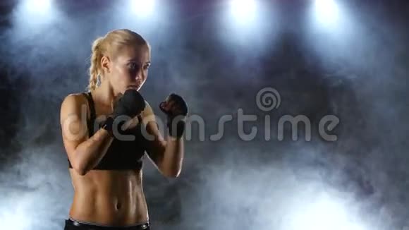 拳击运动女拳击手之前的训练视频的预览图