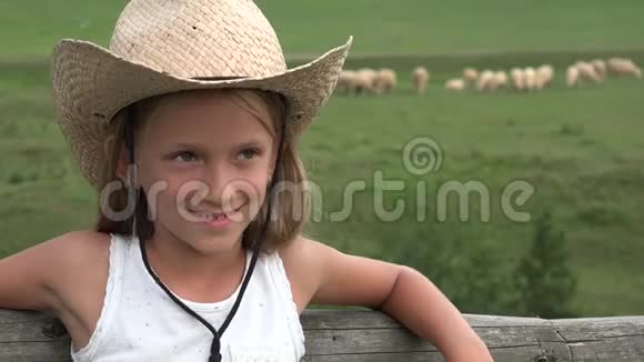 山地养羊的牛仔农民女孩动物儿童画像视频的预览图