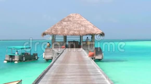 在热带海滨豪华度假胜地马尔代夫岛海景天际线上观赏绿松石般平静的海水视频的预览图