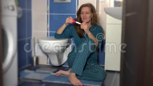 幸福的女性妻子在漫长的等待中表现出丈夫积极的怀孕测试视频的预览图
