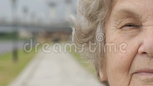 半张严肃成熟的老妇人在户外视频的预览图