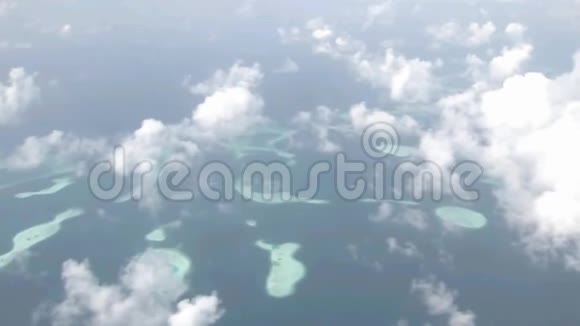 壮丽的空中直升机飞越天空中的白色蓬松的云覆盖野生的自然绿松石湖绿色热带森林视频的预览图