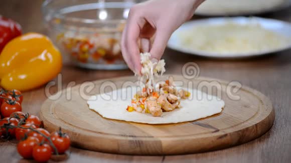 美味的墨西哥玉米饼墨西哥菜烹饪工作坊视频的预览图