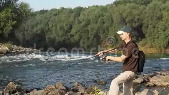 在河上钓鱼摇摆不定视频的预览图