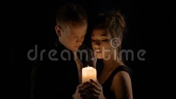 一对相爱的夫妇拿着蜡烛温柔地看着对方情人节视频的预览图