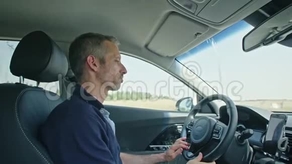 男司机坐在自动驾驶汽车里让汽车自己开车视频的预览图